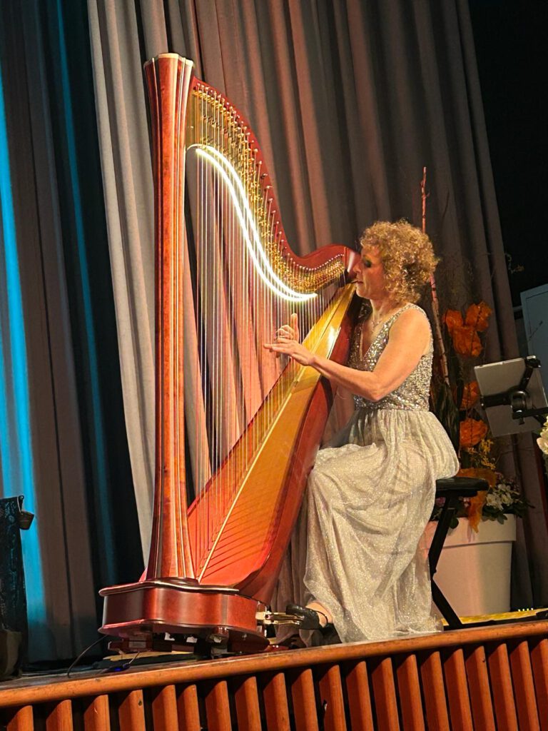 Anne Kox-Schindelin im Konzert an der Konzertharfe