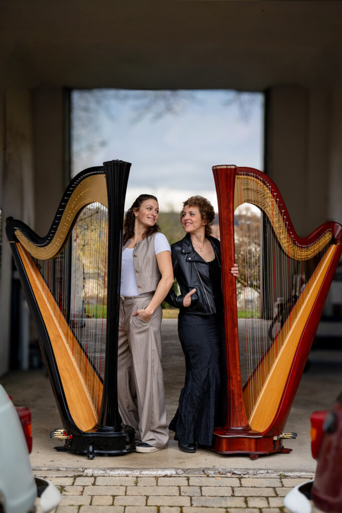 Anne-Sophie und Anne Kox-Schindelin mit zwei Konzertharfen