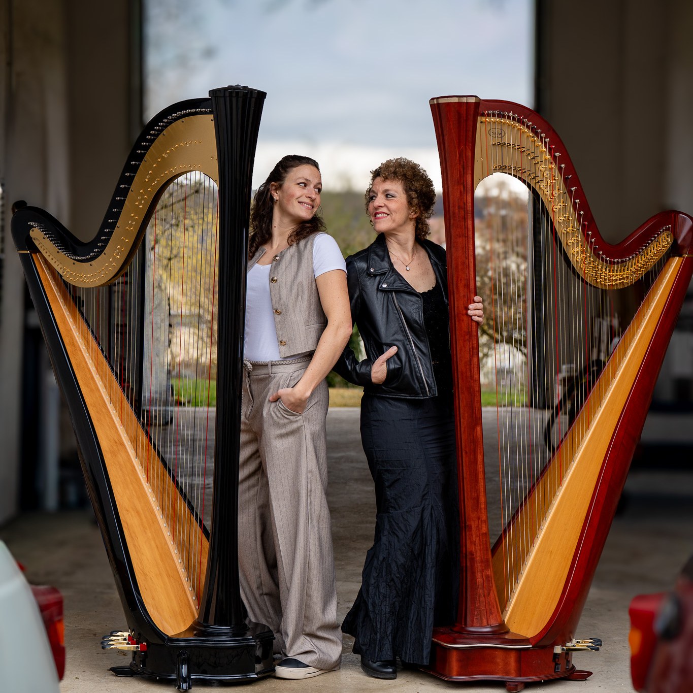 Anne-Sophie und Anne Kox-Schindelin mit zwei Konzertharfen